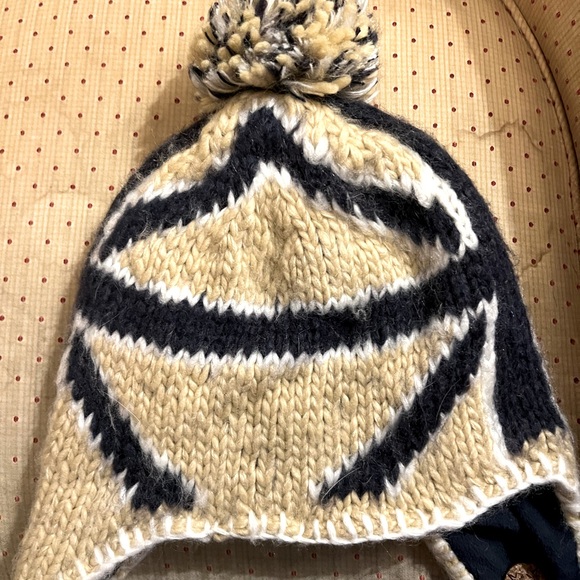 Soft, fleece-lined, Pom Beanie, with the UK flag, and ear flaps - Picture 4 of 5